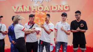 Nhận cờ về nhì trong trận thi bóng đá