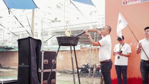 Tổng Giám Đốc Điểm Nhấn Group thực hiện nghi thức thắp đuốc